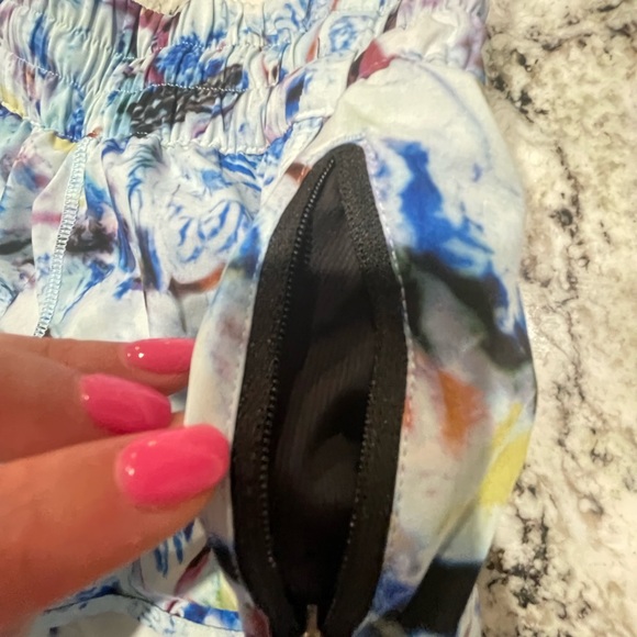 Lululemon Color Splash Shorts - Picture 3 of 4